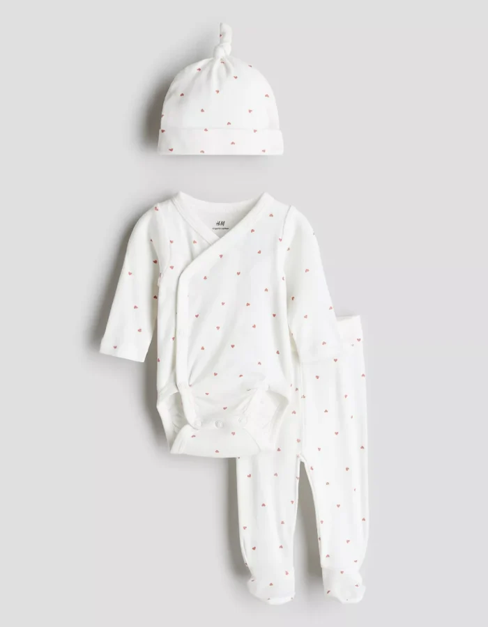 https___hmuruguay.vtexassets.com_arquivos_ids_4275946_Conjunto-de-3-piezas-en-punto-de-algodon---Blanco-Corazones---H-M-UY (1)